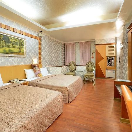 טאינאן Holland Village Motel מראה חיצוני תמונה
