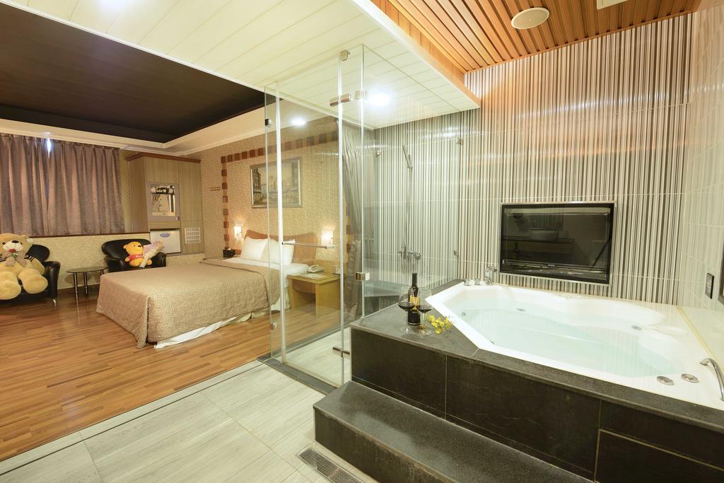 טאינאן Holland Village Motel מראה חיצוני תמונה