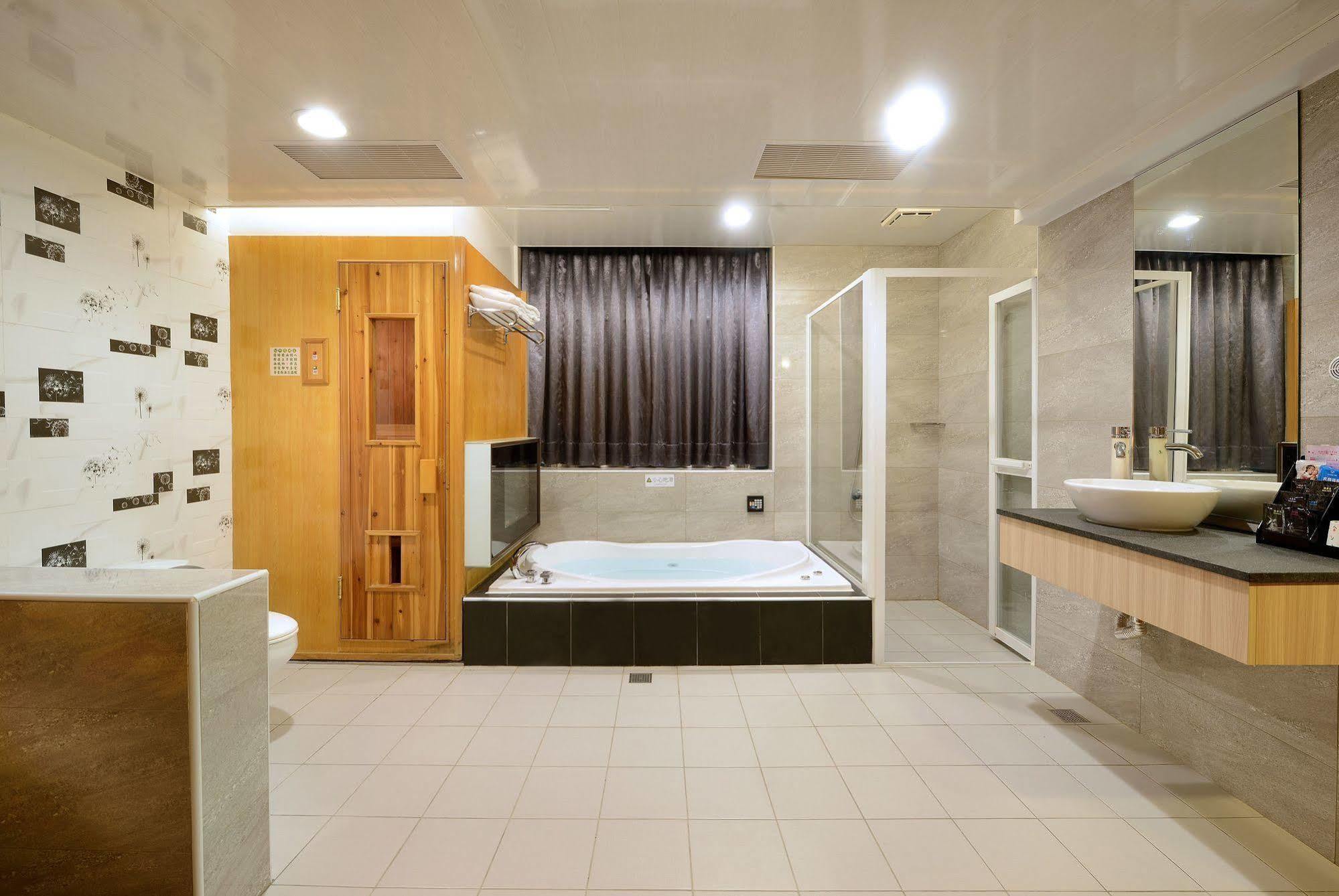 טאינאן Holland Village Motel מראה חיצוני תמונה