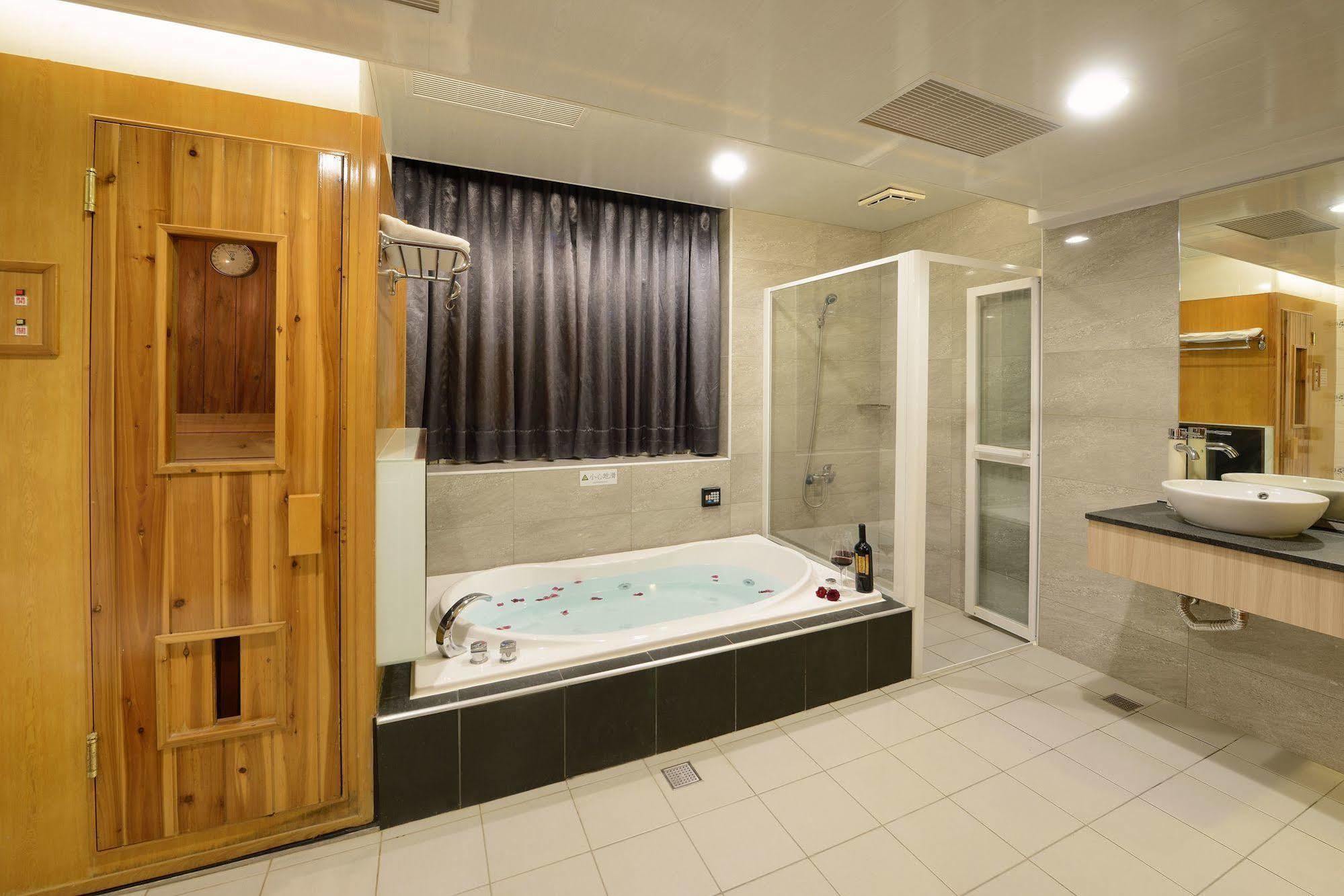 טאינאן Holland Village Motel מראה חיצוני תמונה