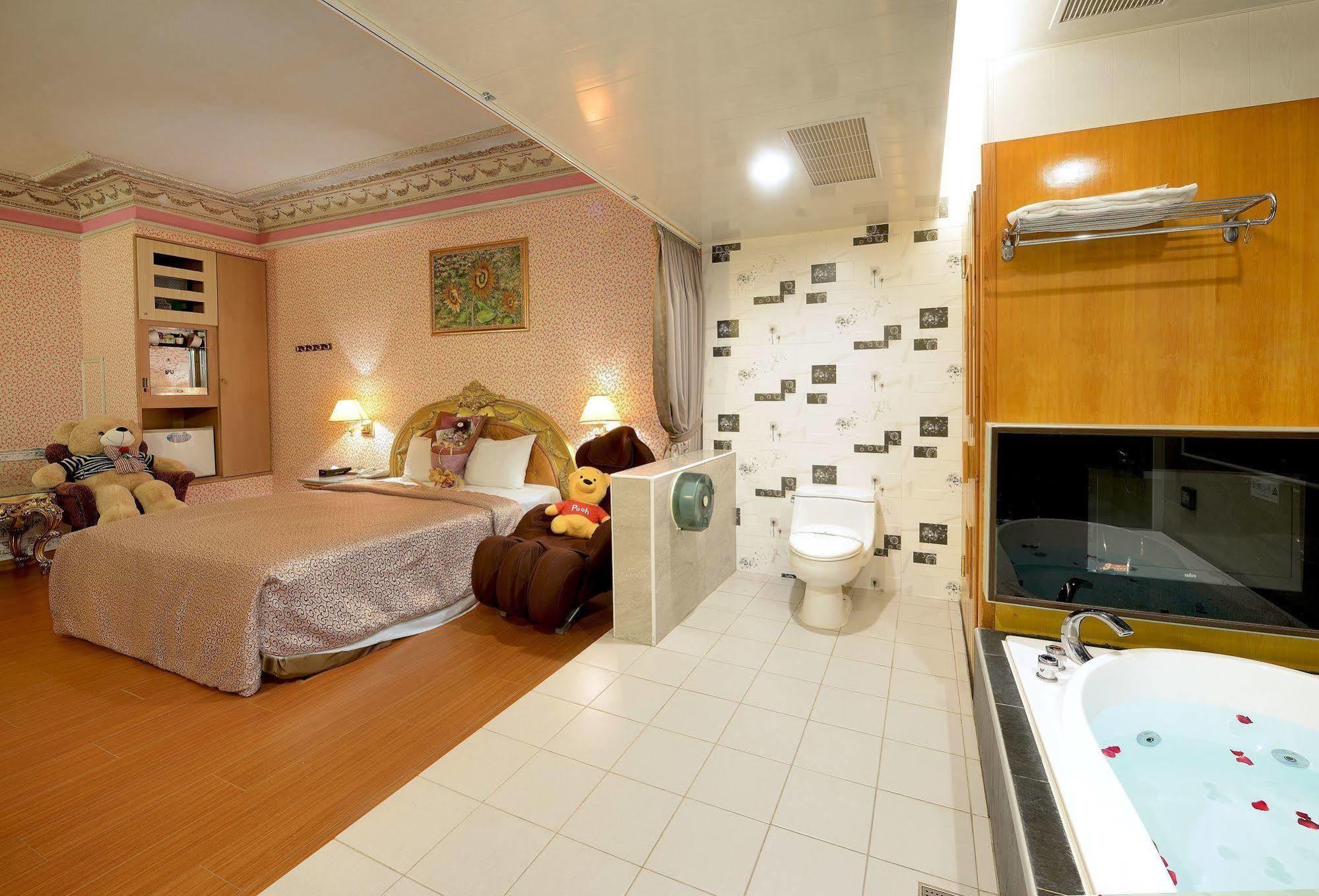 טאינאן Holland Village Motel מראה חיצוני תמונה