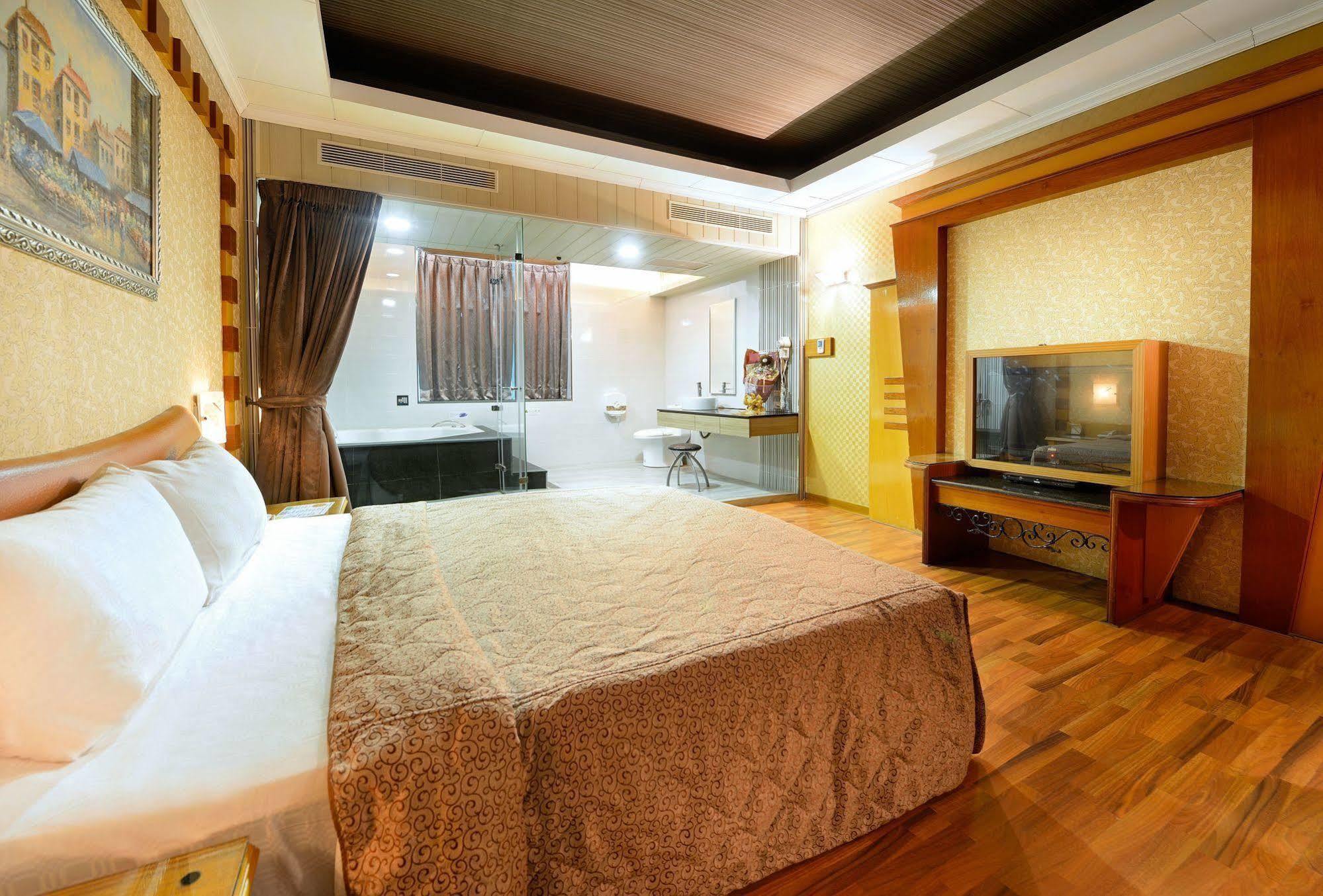 טאינאן Holland Village Motel מראה חיצוני תמונה