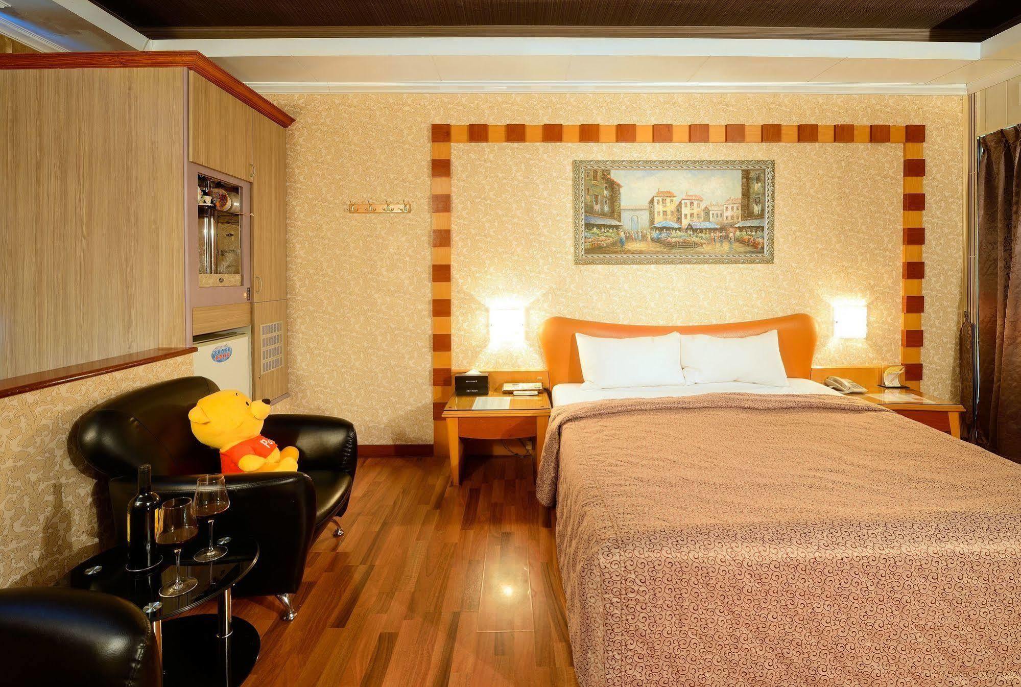 טאינאן Holland Village Motel מראה חיצוני תמונה
