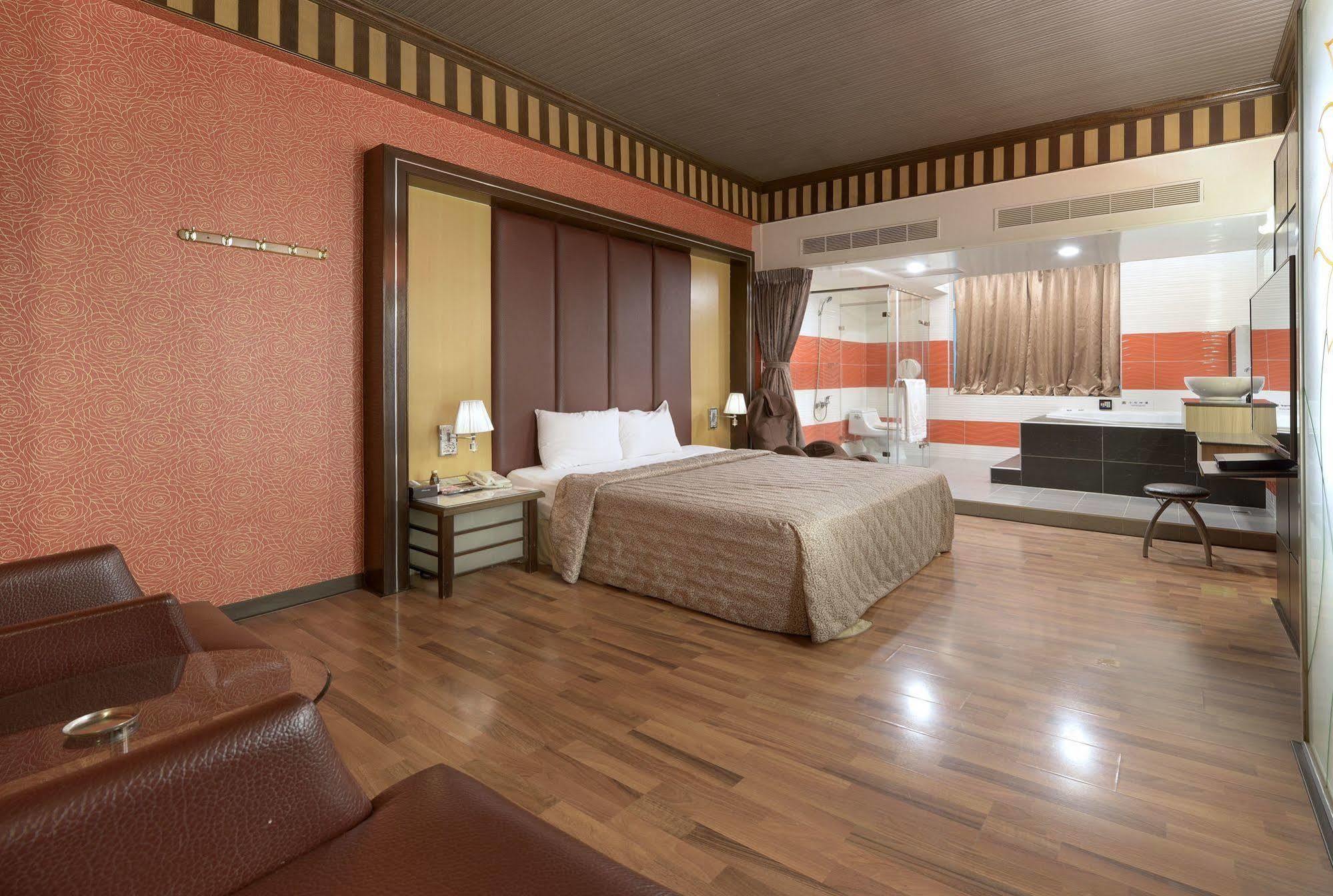 טאינאן Holland Village Motel מראה חיצוני תמונה